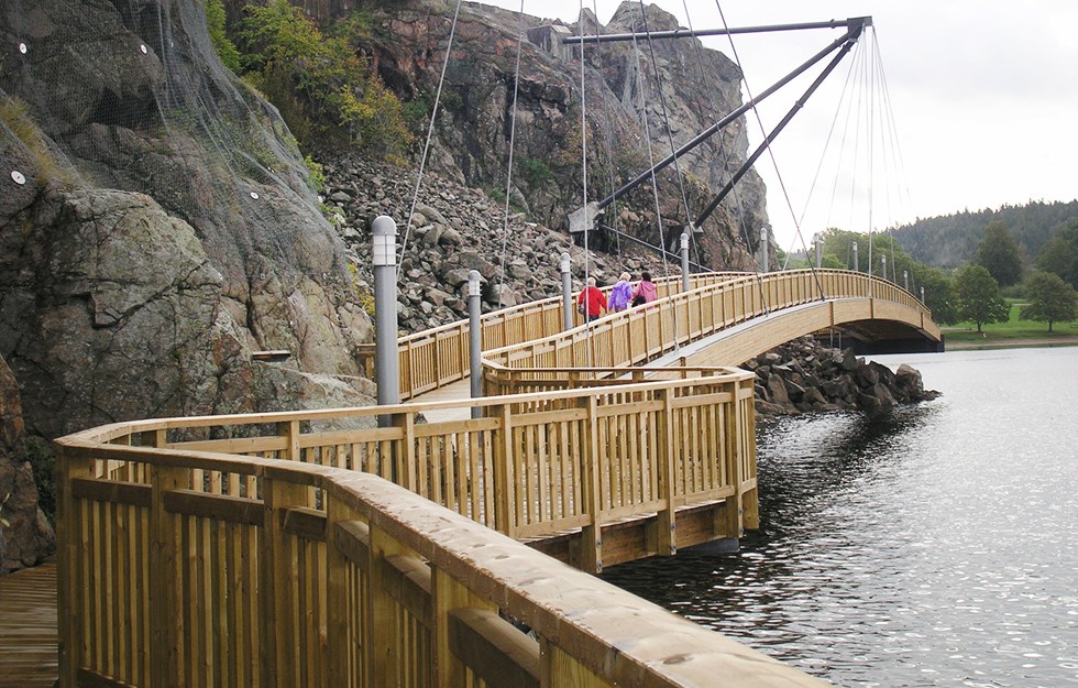 采用经过处理的木材和胶合木制成的人行天桥